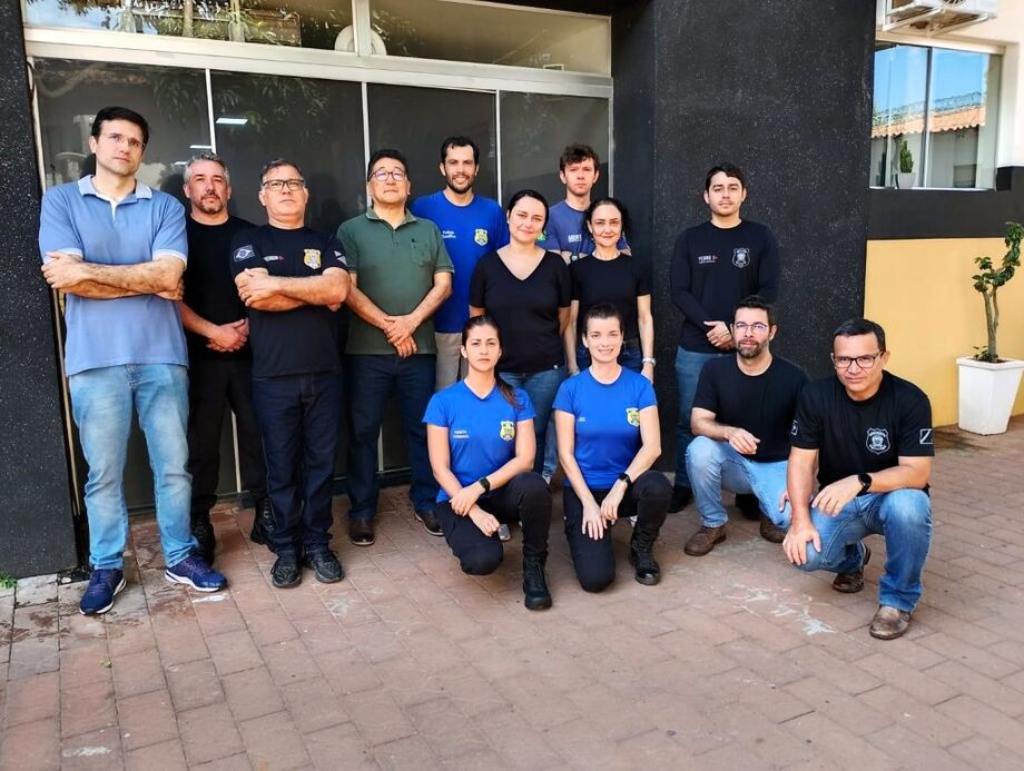 Equipes da Polícia Científica e Polícia Penal.