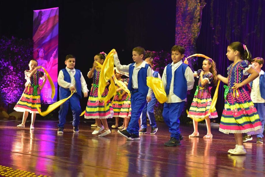 Espetáculo natalino encantou crianças e famílias na Morada dos Baís