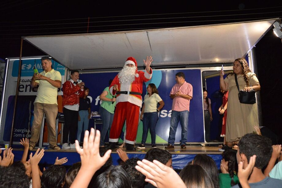 Papai Noel foi recebido com festa pelos moradores de Anhanduí durante o Natal nos Bairros