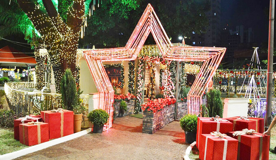 Praça Ary Coelho iluminada para o Natal dos Sonhos recebe famílias com shows, desfile natalino e atrações culturais neste fim de semana.