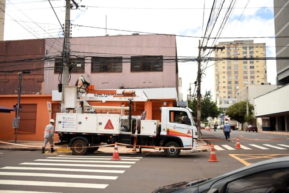 Aproximadamente 24 mil metros de cabos irregulares foram retirados do centro da cidade na nova etapa do Projeto Rede Limpa.