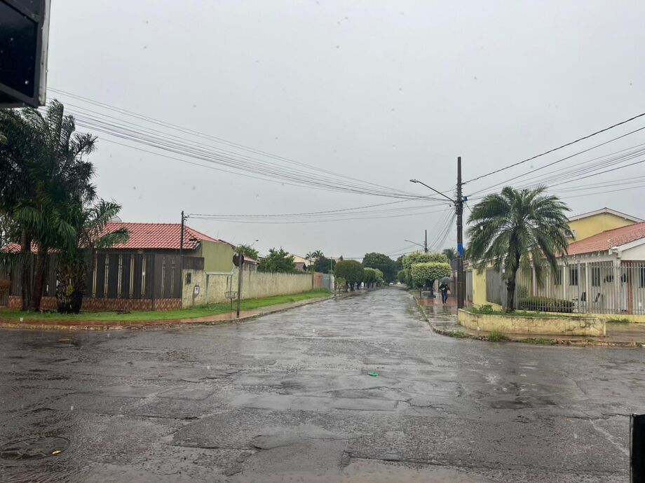 Campo Grande amanheceu de baixo de chuva nesta terça-feira (9)