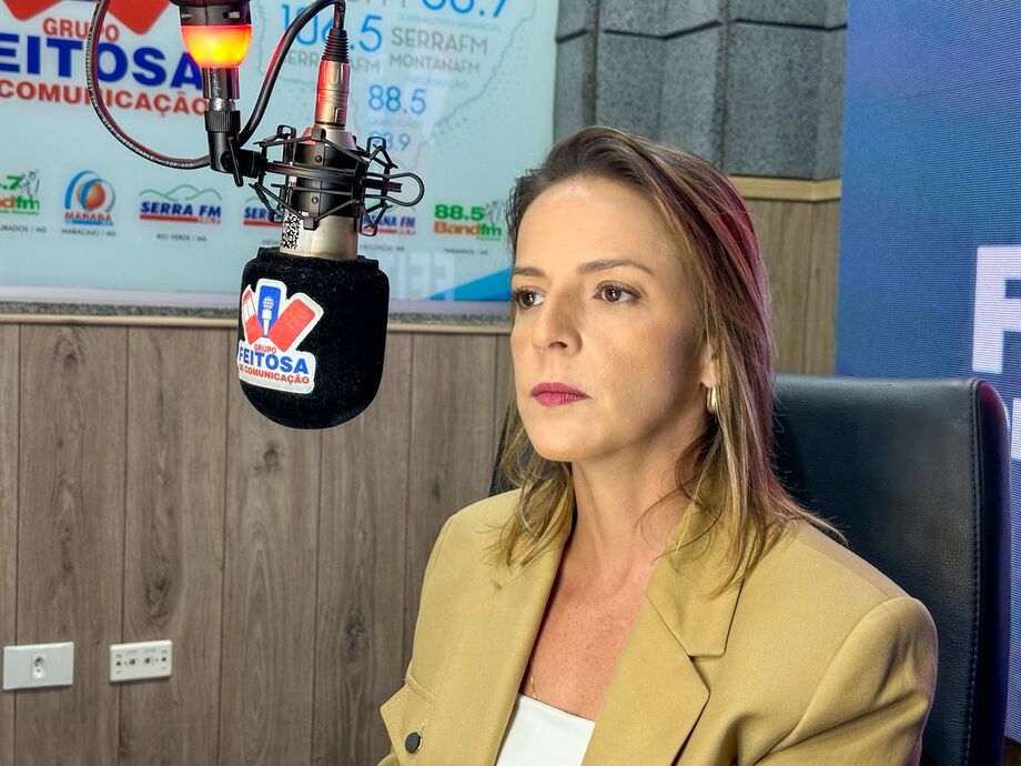 A diretora de transporte da AGEMS, Caroline Tomanquevez durante participação ao vivo no programa Giro Estadual de Notícias