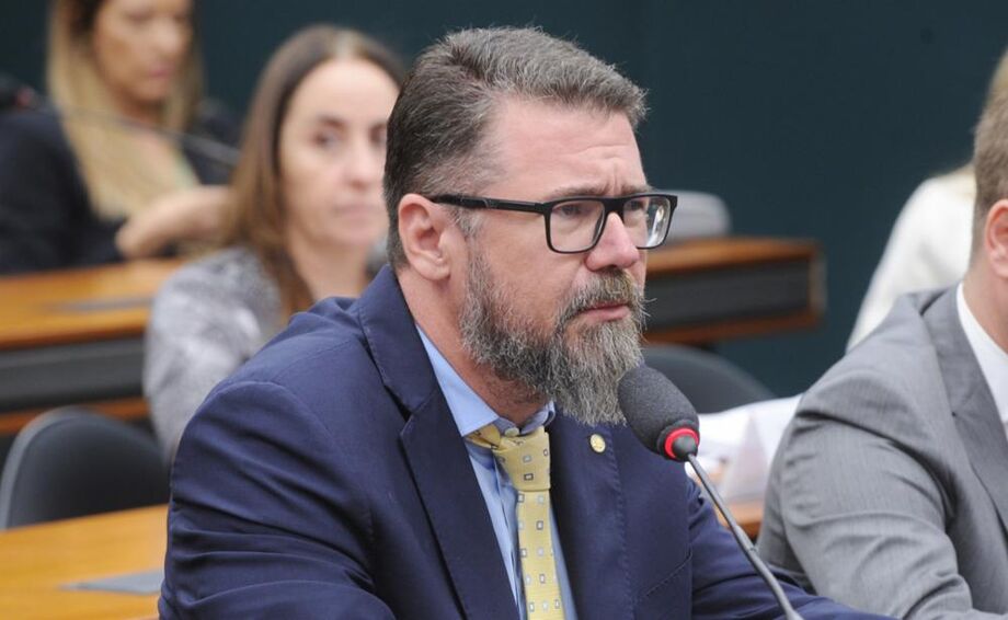 Deputado Marcos Pollon durante fala na Comissão de Ética em defesa de presos dos atos de 8 de janeiro