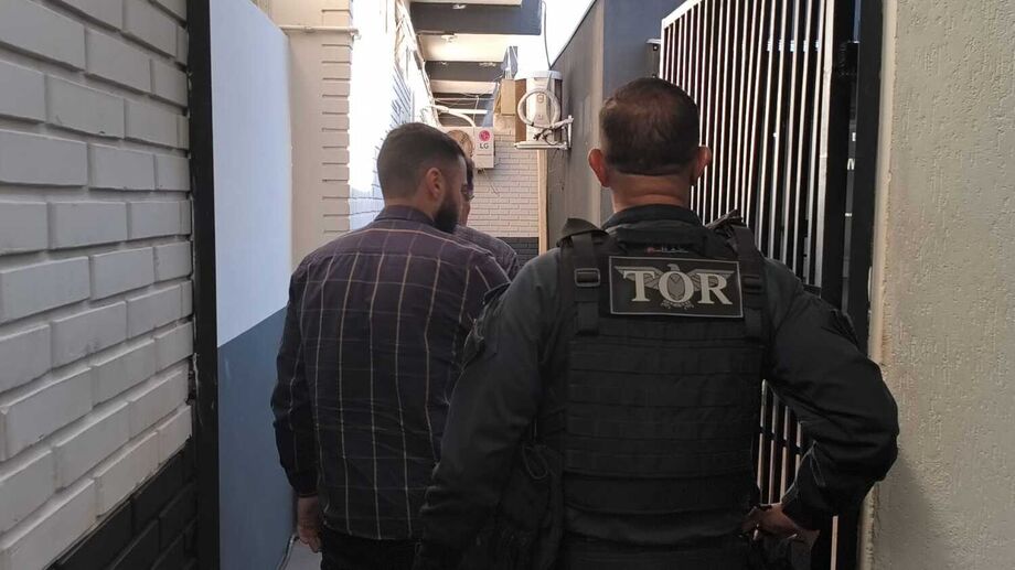 Homem é preso em Campo Grande por esconder 104 kg de maconha em mudança de frete.