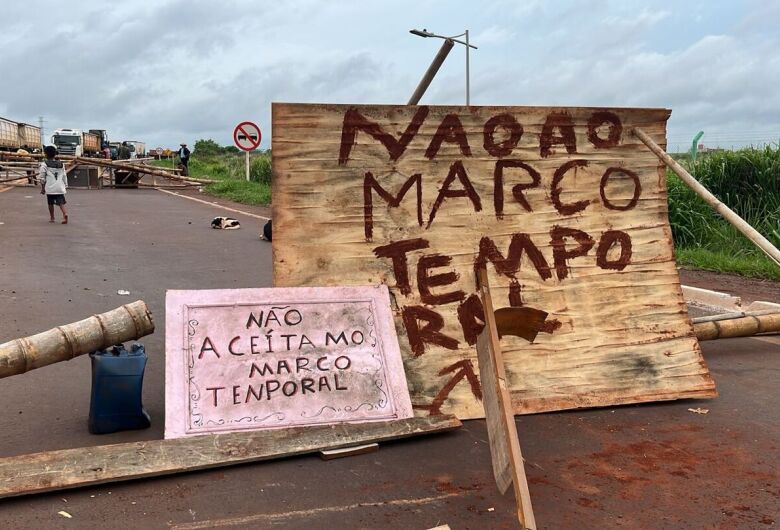 Indígenas bloqueiam trecho do Anel Viário de Dourados em protesto contra o marco temporal