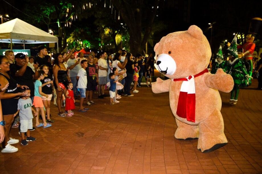 Parada Natalina e apresentações culturais atraem moradores e movimentam o Centro de Campo Grande
