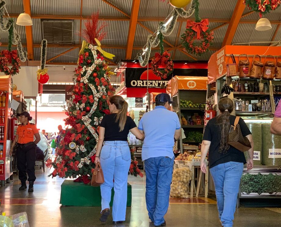 Corredores do Mercado Municipal, o tradicional Mercadão, ganham ritmo intenso com a chegada do Natal.
