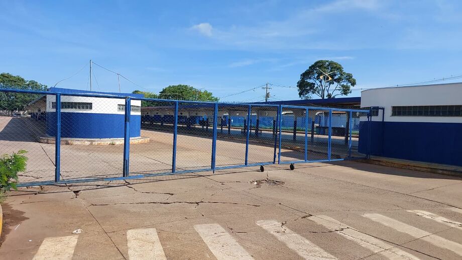 Portões do terminal Júlio de Castilho permanecem trancados nesta manhã
