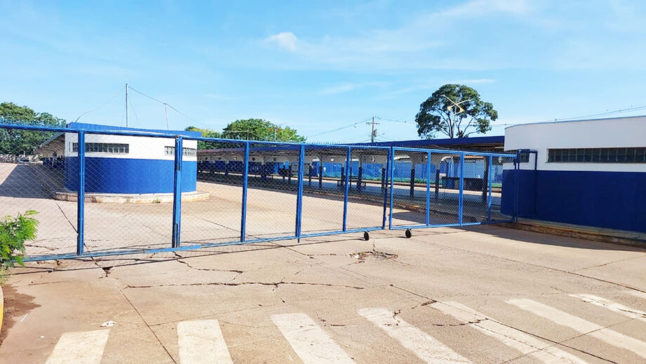 Portões do terminal Júlio de Castilho permanecem trancados nesta manhã