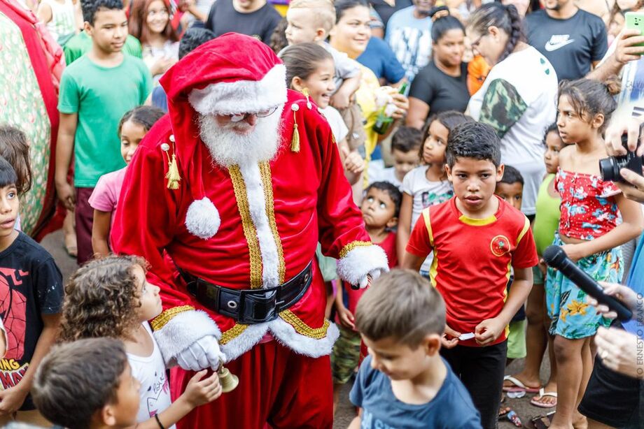 Papai Noel distribui brinquedos no Natal Solidário do Aero Rancho, que reuniu 400 famílias