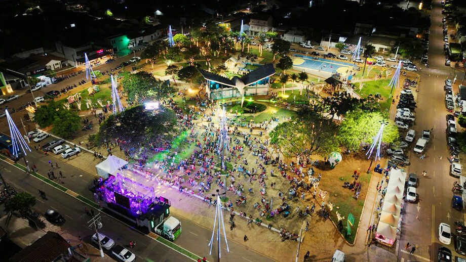 Multidão reunida na Praça das Américas durante os shows de segunda (15)