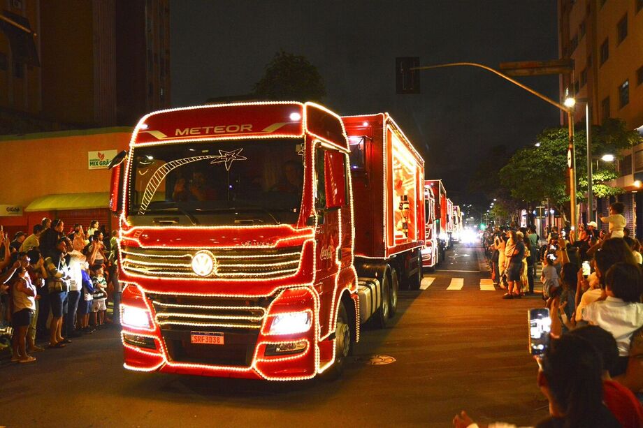 Caravana de Natal da Coca-Cola percorreu o Centro de Campo Grande nesta quarta-feira (17)