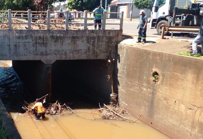 Equipes da Sisep intensificam limpeza e retirada de resíduos em Campo Grande após chuvas; obras emergenciais devem começar nos próximos dias.  Resumo Com tempo firme, Campo Grande acelera limpeza, remoção de resíduos e preparação de obras emergenciais apó