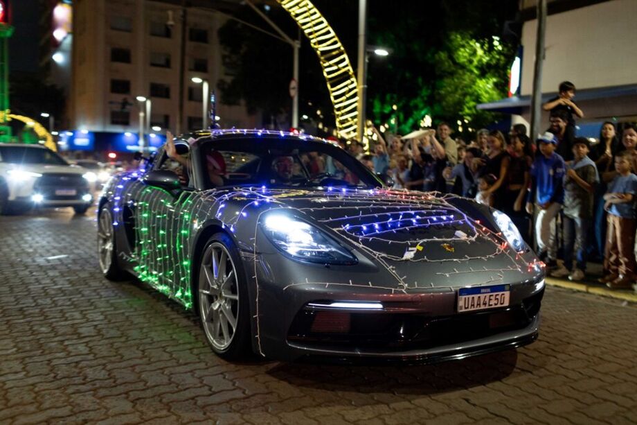 Levado pelo Porsche Center Campo Grande, o carro integrou a carreata com iluminação especial.