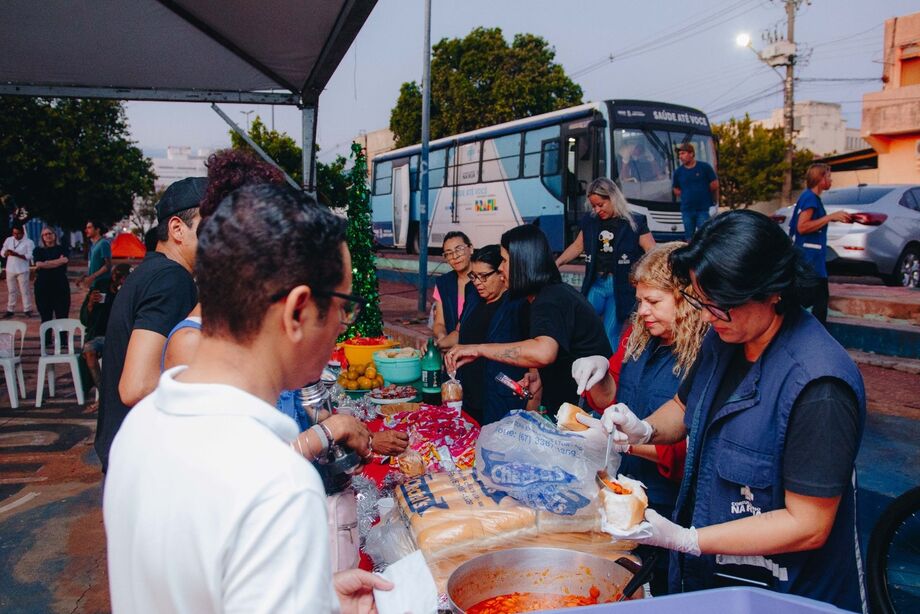 População em situação de rua participou de ceia natalina durante ação com serviços públicos na Praça Aquidauana.