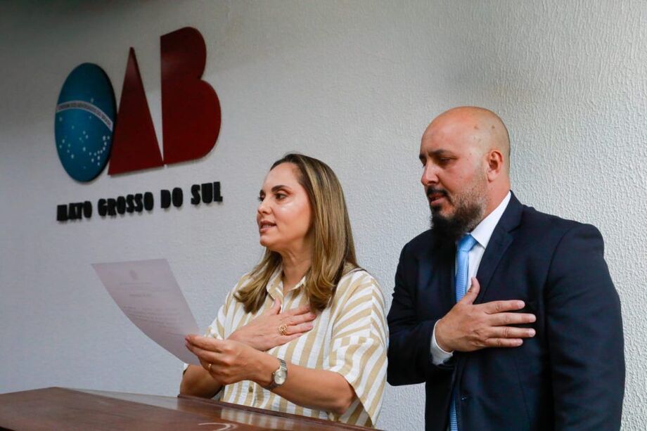 Laura Palumbo Fernandes e Welton Teodoro fazem o juramento oficial ao tomarem posse como conselheiros do Tribunal de Ética e Disciplina da OAB/MS.