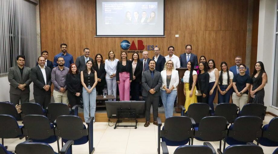 Participantes do encontro promovido pela ESA/MS e Aprimore posam para foto após debate sobre novas normas penais e crimes contra a liberdade sexual, reunindo advocacia, Ministério Público, magistratura e estudantes de Direito.