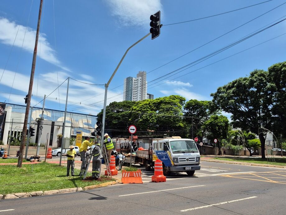 Equipe da Agetran durante implantação de semaforização em via urbana de Campo Grande