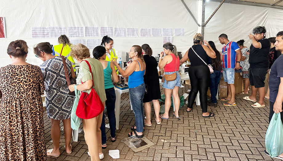 Movimento intenso no Bazar do Bem do Hospital de Câncer Alfredo Abrão; vendas vão ajudar a financiar a nova sala de radioterapia em Campo Grande.