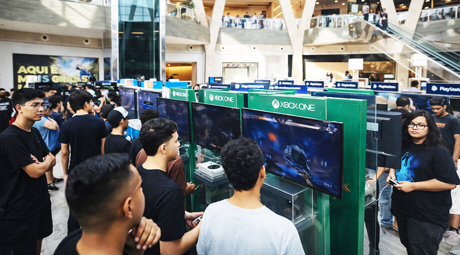 Público de todas as idades joga em consoles clássicos e modernos na edição de 15 anos do Museu do Videogame Itinerante, montado no Shopping Bosque dos Ipês, em Campo Grande.