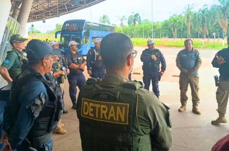 Detran-MS, PRF e parceiros orientam passageiros e motoristas na rodoviária de Campo Grande durante ação da campanha Rodovida Embarque Legal.