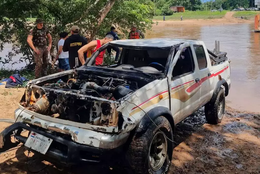 Bombeiros durante operação de buscas no Rio Apa, em Caracol, onde caminhonete caiu de balsa manual e paraguaio de 42 anos morreu afogado.