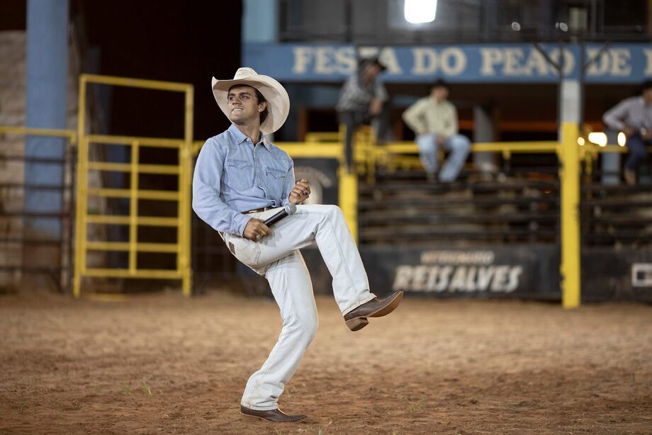 Felipe Simas interpreta o locutor Asa Branca em filme que retrata a trajetória de um dos nomes mais marcantes dos rodeios brasileiros.