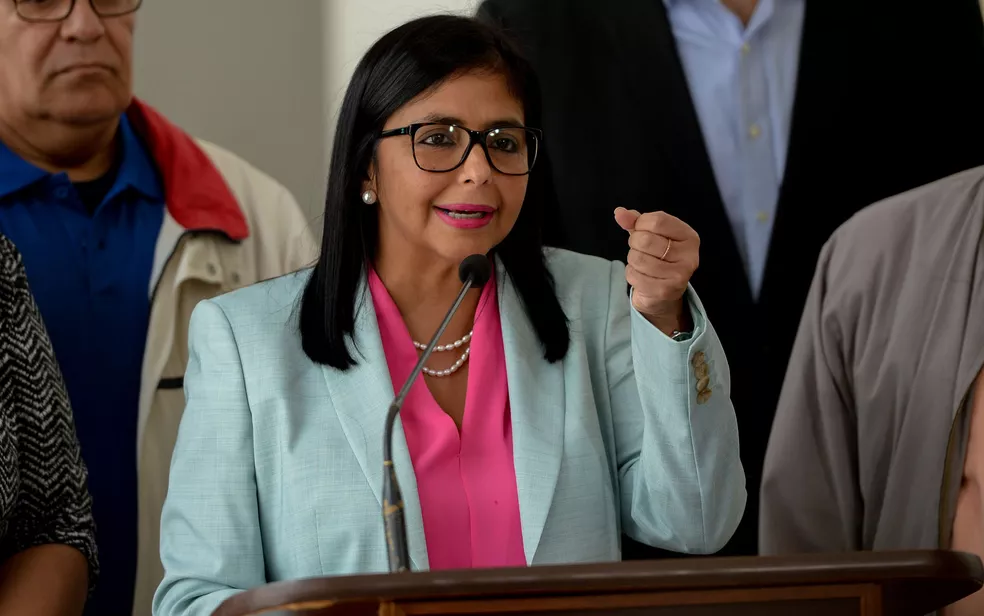 Delcy Rodríguez assume presidência interina da Venezuela com apoio das Forças Armadas após prisão de Nicolás Maduro.