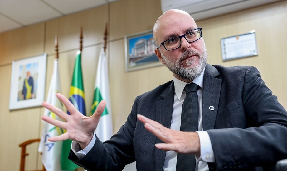 Leandro Safatle assumiu a presidência da Anvisa em 2025 e defende inovação nacional com rigor técnico.