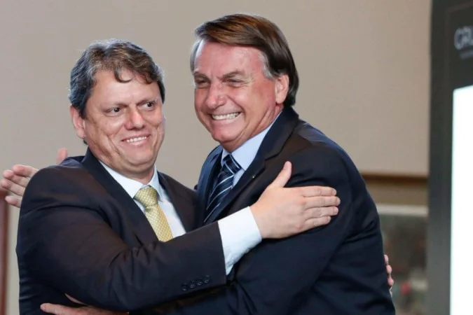 Tarcísio visita Jair Bolsonaro em Brasília em meio a disputas internas no campo bolsonarista.