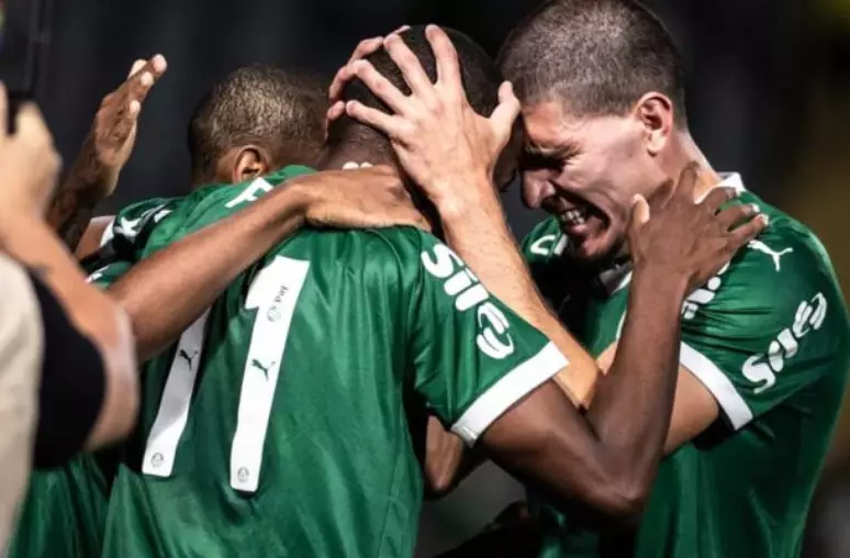 Palmeiras avança à terceira fase da Copinha após empate eletrizante e vitória nos pênaltis contra o Vitória.