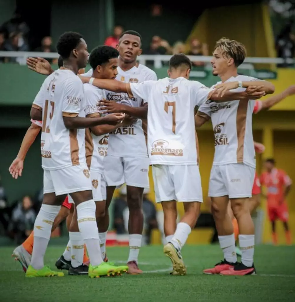 Ivinhema comemora o gol contra o Referência