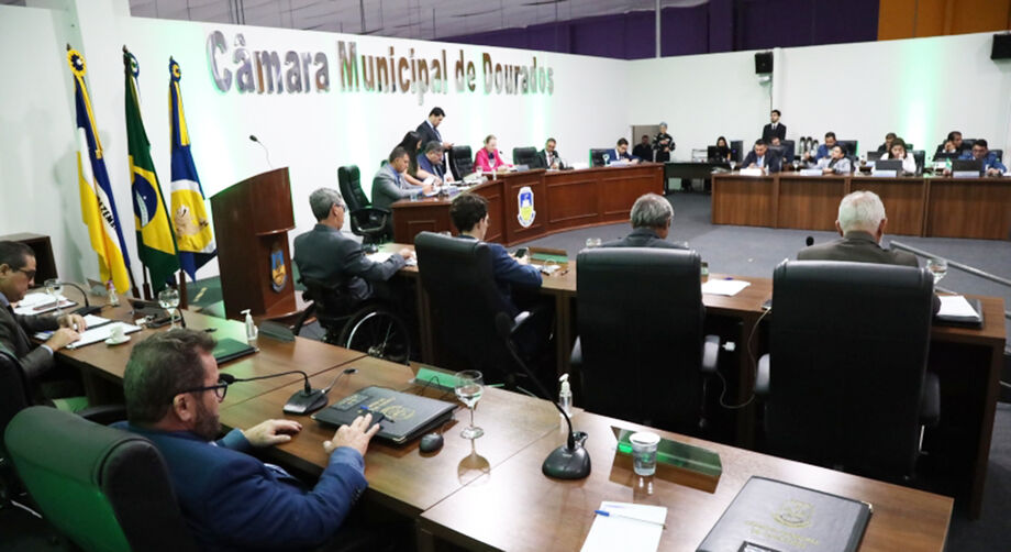 Reforma da Câmara de Dourados, orçada em R$ 17 milhões, está atrasada e sob investigação.