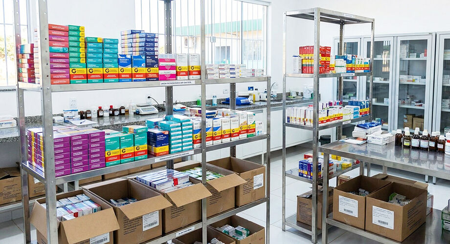 Prateleiras de medicamentos em unidade de saúde de Campo Grande; nova compra busca reforçar o estoque da rede municipal