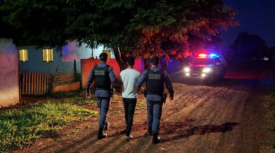 Polícia prende suspeito após denúncia de agressões e ameaças contra idosa de 71 anos dentro da própria residência.