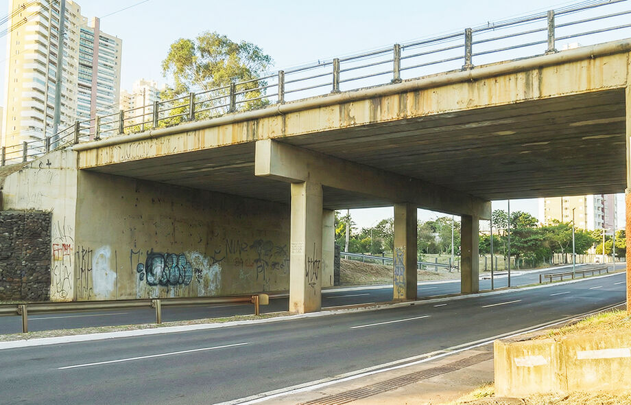 Viaduto Pedro Chaves dos Santos, na Avenida Ricardo Brandão, foi palco da ocorrência registrada como suspeita de suicídio em Campo Grande.
