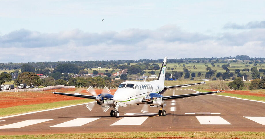 Aeródromo reformado em Mato Grosso do Sul: investimentos estaduais ampliam a operação de voos e fortalecem turismo, economia e combate a incêndios.
