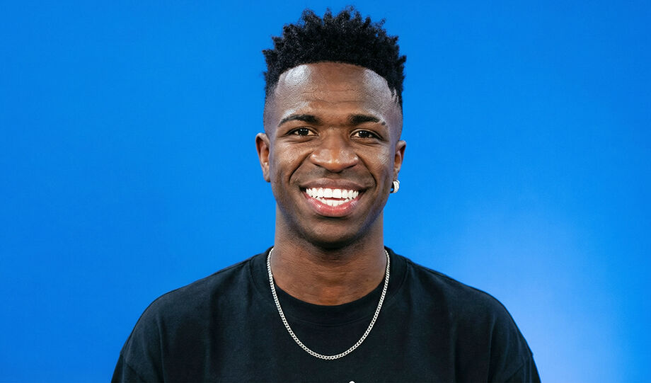 Vinicius Júnior durante goleada do Real Madrid sobre o Betis; leitura labial revelou reclamações do brasileiro sobre colegas de equipe.