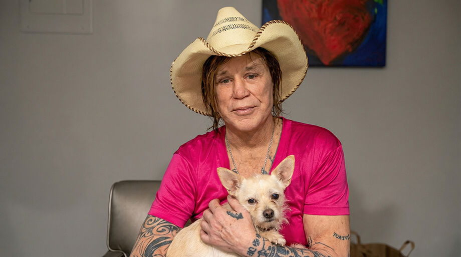 Mickey Rourke em vídeo nas redes sociais, onde negou ter autorizado vaquinha e pediu que fãs peçam o dinheiro de volta.