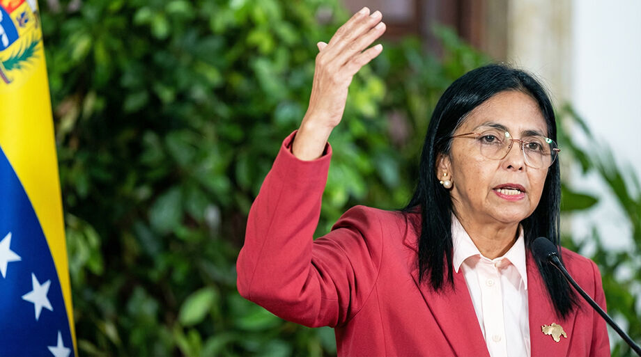 Delcy Rodríguez assumiu interinamente a presidência da Venezuela após a captura de Nicolás Maduro pelos EUA