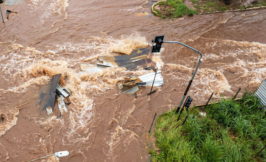 Trecho da Avenida Rachid Neder é interditado após chuva abrir o asfalto em Campo Grande.