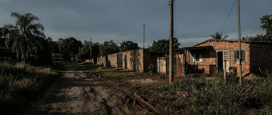 Rua de terra no Recanto dos Rouxinóis, em Campo Grande, onde uma chácara foi alvo de nova invasão relatada pelo gerente do local.