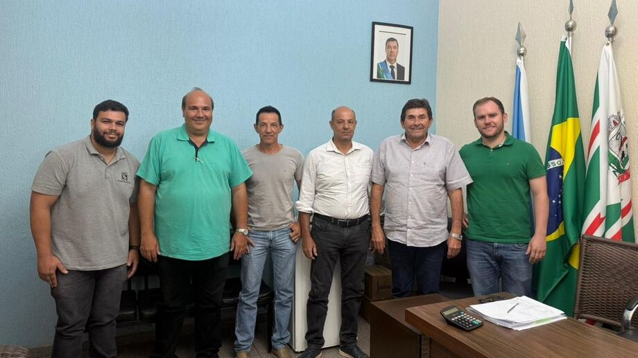 Henrique César, vice-prefeito de Inocência, Roberto e Leonardo, representantes da empresa Bandeirantes, o prefeito Toninho da Cofapi e o chefe de gabinete Max Machado, durante reunião na Prefeitura de Inocência.