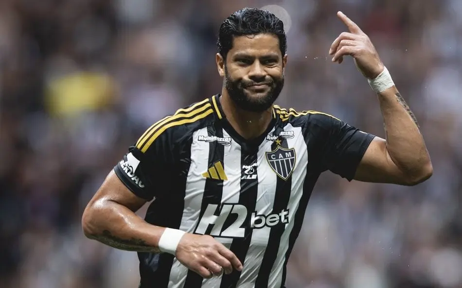 Hulk marca golaço de falta para o Atlético contra o Vasco