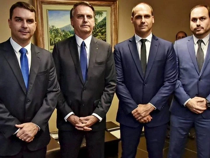 Filhos de Bolsonaro atacam Moraes após anulação de sindicância do CFM sobre atendimento médico ao ex-presidente preso na PF..