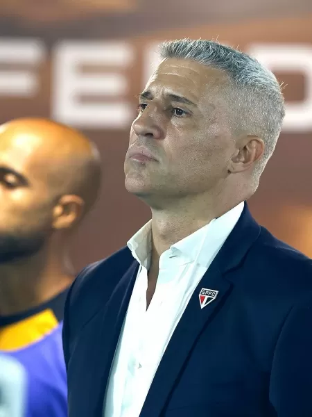 Hernán Crespo durante a estreia do São Paulo no Paulistão 2026, marcada por derrota e clima de pressão.