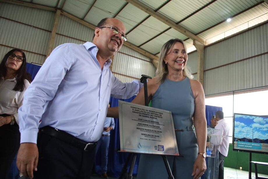 Governo do Estado entrega reforma da Escola Chico Mendes e anuncia investimentos em infraestrutura e saneamento em Água Clara.