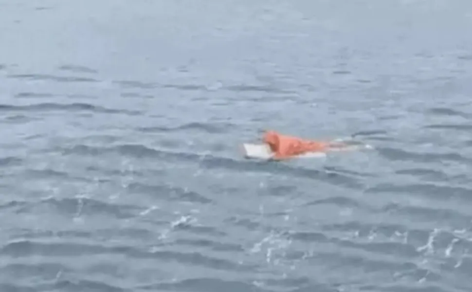 Equipes de resgate localizaram pescador à deriva após naufrágio no litoral norte de Santa Catarina.