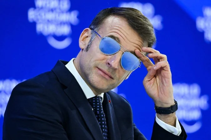 Macron chamou atenção em Davos ao discursar usando óculos com lentes azuis.